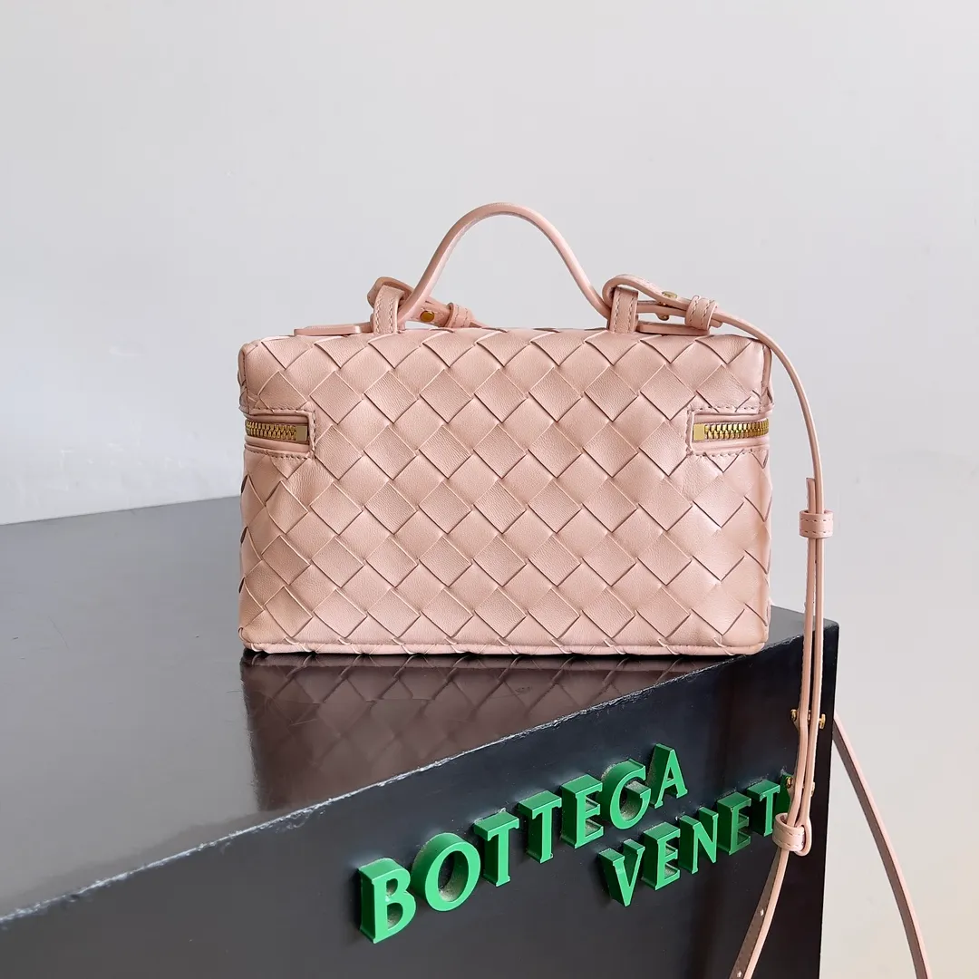 Batch 1360 Bottega Veneta 24 spring and summer woven zipper crossbody bag. A crossbody bag that can be used as a cosmetic bag. The exquisite weaving and compact body are an indispensable accessory for the upcoming summer. The double zipper also better protects the bag. It has a large capacity. If you like it, don’t miss it. Style number: 789109 Size: 22*12.5*5cm